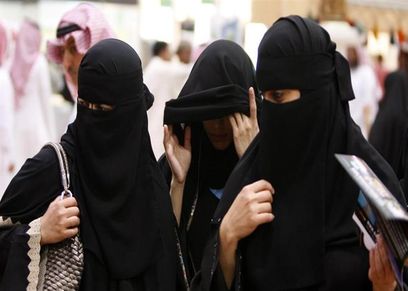 السعودية تقبض على مجموعة رجال تشبهوا بالنساء