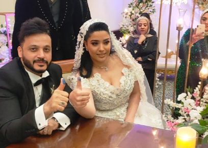 الفنان إيساف وزوجته