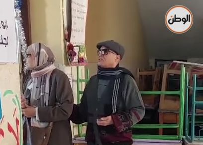 مسنة تساند زوجها الكفيف في الإنتخابات الرئاسية