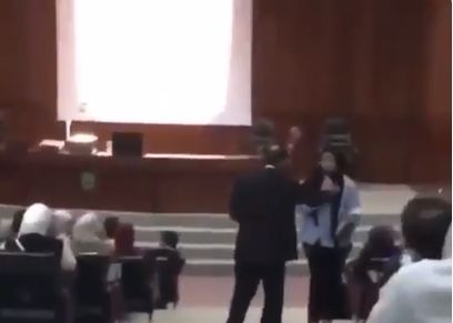 أستاذ أردني ينتزع من طالبة كويتية هاتفها أثناء محاضرة