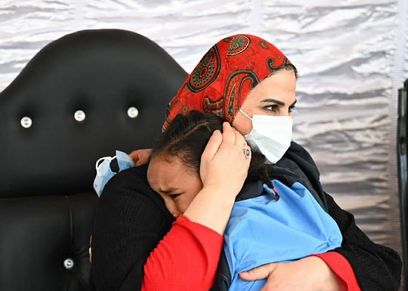 الطفلة حنين أثناء احتضانها نيفين القباج وزيرة التضامن