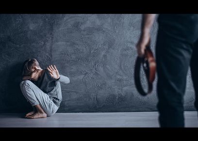 بالفيديو| أب يجلد ابنته بالحزام لإساءتها التصرف في المدرسة