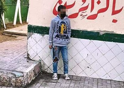 منع طالب من دخول الامتحان ببنطلون مقطع