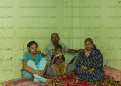«ياسمين» مع والديها وشقيقها الأصغر