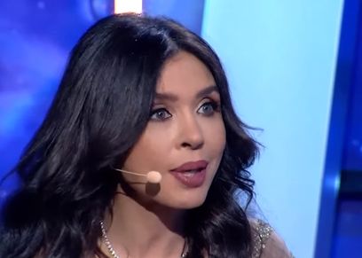 الفنانة دينا