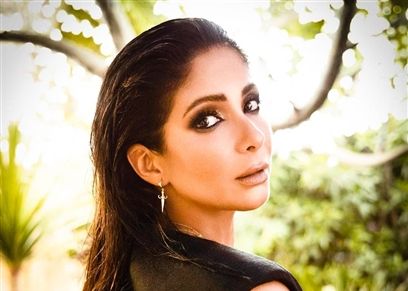 الفنانة منى زكى وابنتها يقدمان نصائح للتعامل مع المتنمرين على السوشيال ميديا