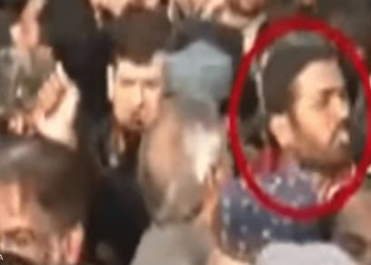 القاتل خلال ظهوره في جنازة الطفلة زينب