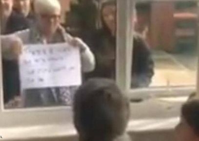دفتر يحمل كلمات رومانسية من ابنة لوالدتها المسنة
