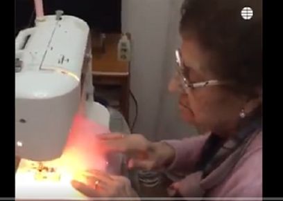 عجوز تصنع الكمامات وتسعيني يدعم الفرق الطبية.. الصحة العالمية: الكبار يعلموننا الانسانية