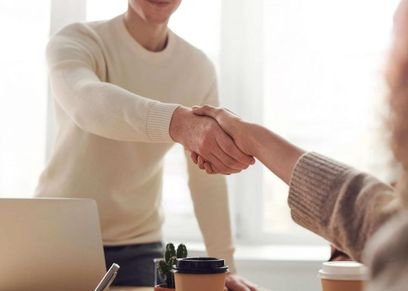 السلام بين الرجل والمرأة باللمس