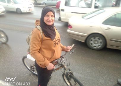أم شهد تبحث بـ«العجلة» عن فرصة عمل