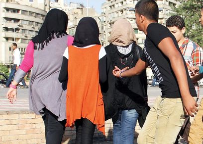 تحرش جنسي بفتيات في الشارع