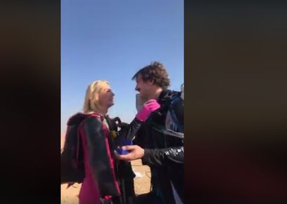 قبلة أمام الأهرامات