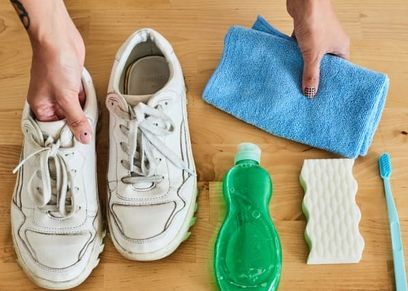 تنظيف الأحذية الرياضية - تعبيرية