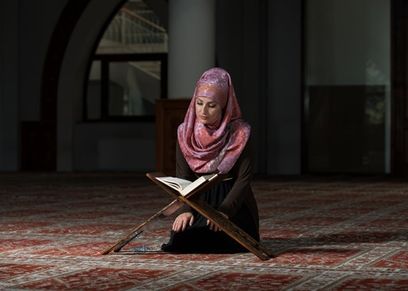 امرأة تقرأ القرآن