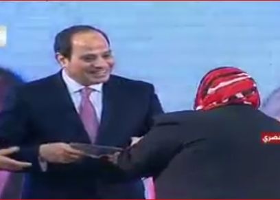 السيسي يداعب الأم المثالية من محافظة بني سويف