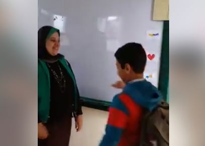 معلمة تستقبل التلاميذ بمدرسة حكومية على طريقة الأجانب: