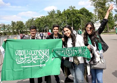 سعوديات يشجعن فريقهن في روسيا بالرسم على الوجوه