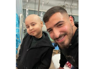 البلوجر أيمن عثمان والطفلة إيان