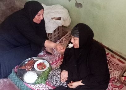 «سامية» تطعم جارتها «عائشة»