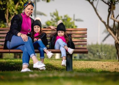 «مروة» وابنتاها «لارا ولى لى»