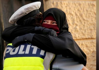 التحقيق مع شرطية دنماركية احتضنت منتقبة خلال مظاهرات 