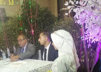 هاجر محمود وزوجها خلال مراسم عقد القران