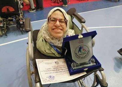 «صفاء» بطلة من ذهب.. تحدت مشكلتها الحركية بالتفوق في رياضة البوتشيا والرسم والإذاعة