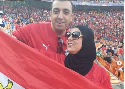 دعاء فاروق بصحبة زوجها في المدرجات
