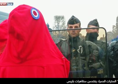 ناشطة عارية