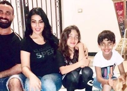 أحمد سعد وأبناءه مع سمية الخشاب