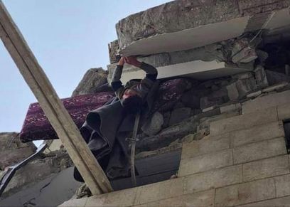 إنقاذ الطفل العالق في زلزال سوريا