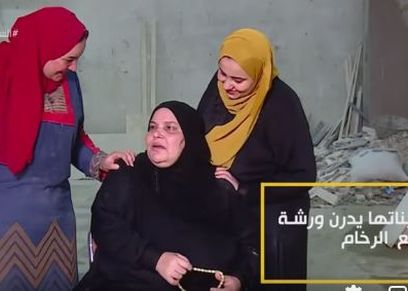 الأم وابنتيها