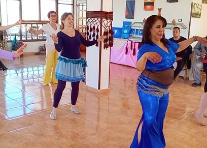 بالصور| سائحة إيطالية تنظم رحلات لتعليم الرقص في الأقصر