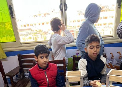 الأطفال في ورشة النجارة