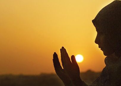 فتاة تدعو الله