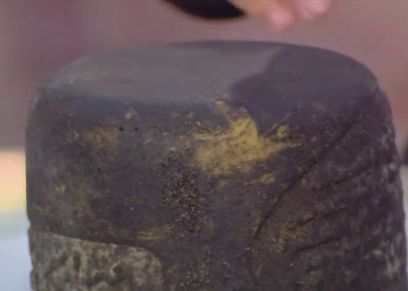 قرص الجبنة الرومي قبل تنظيفها