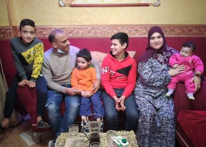 أمينة الإيطالية برفقة أسرتها