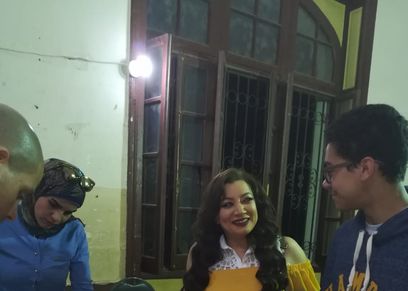 بالصور| انتصار تصطحب نجلها في الانتخابات