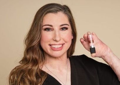 رغم احتراق جسمها تتحول إلى عارضة لمنتجات التجميل