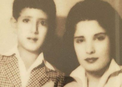 الشيخة فتوح السلمان مع أحد أبناءها
