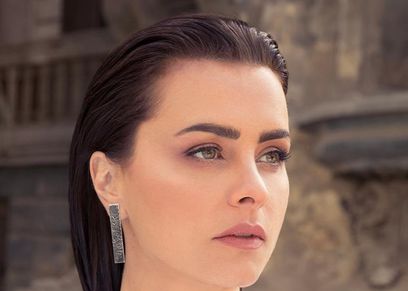 الفنانة نور