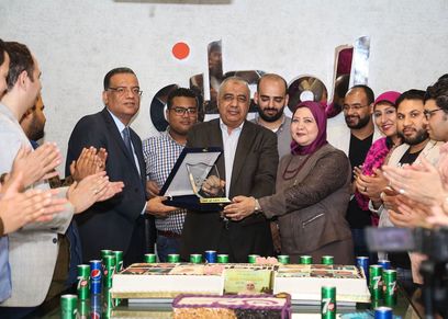 إهداء درع التكريم لفاطمة أبو حطب