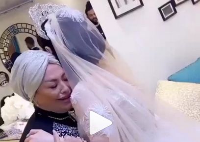 بكاء والدة ديانا كرازون في زفافها