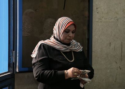 مواطنة أثناء صرف المعاش..