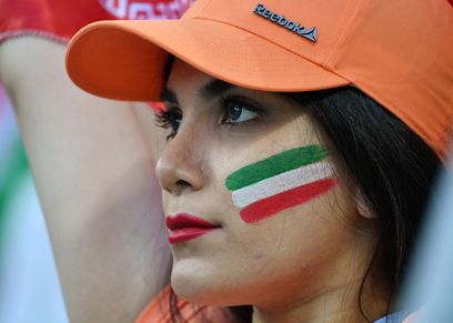الحكومة الإيرانية تسمح للإيرانيات بحضور مباريات كرة القدم