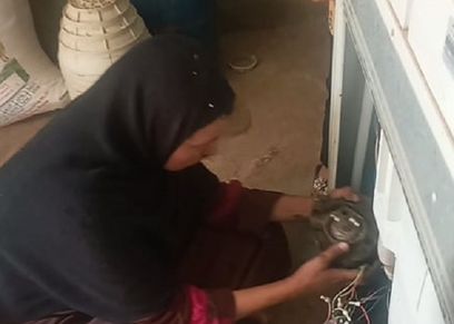 ليلى تواجه ظروفها المعيشية بتصليح الأجهزة الكهربائيى