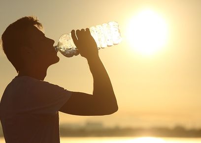 كيف تعرف أنك بدأت تعاني من الجفاف؟