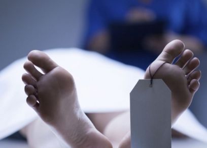 بالاشتراك مع زوجته.. رجل يعذب والدته بالحرق والتجويع حتى الموت