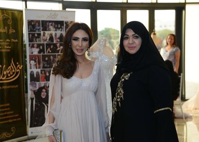 منى المنصوري وعريب حمدان خلال افتتاح معرض 